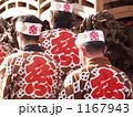 祭のはっぴを着た人の行進