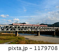 吉野川橋梁を渡る近鉄電車