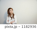 考える女性
