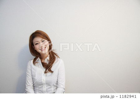 「笑顔の女性」の写真素材
