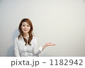 手をかざす女性