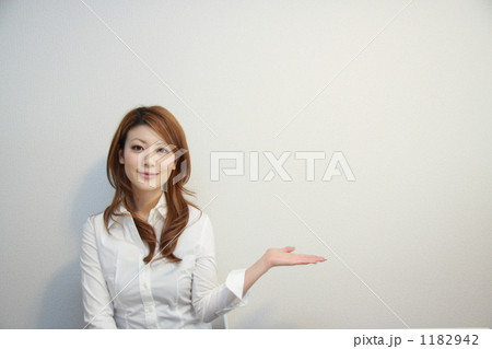 「手をかざす女性」の写真素材
