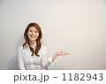 笑顔で手をかざす女性
