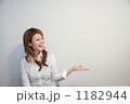笑顔で手をかざす女性