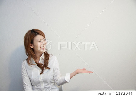 「笑顔で手をかざす女性」の写真素材