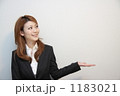 笑顔で手をかざす女性