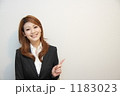 指をさす笑顔の女性