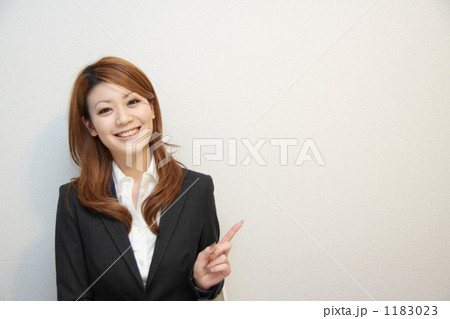 「指をさす笑顔の女性」の写真素材 「指をさす笑顔の女性」の写真素材