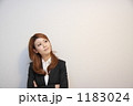 考える女性