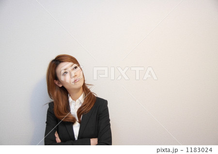 考える女性