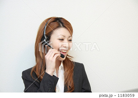 「コールセンター　女性」の写真素材