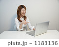 パソコンを使う女性