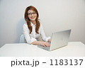 パソコンを使う女性