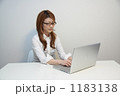 パソコンを使う女性