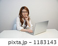 パソコンを使う女性