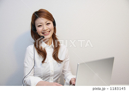「コールセンター 女性」の写真素材 「コールセンター 女性」の写真素材