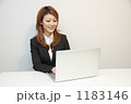 パソコンを使う女性