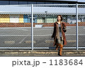 若い女性（全身）