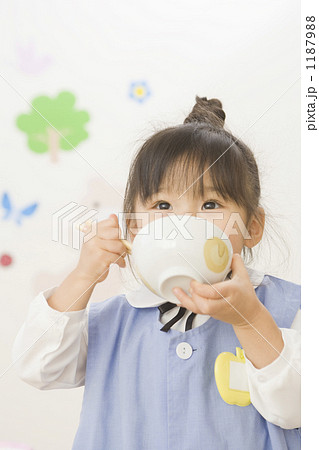 「女の子 幼稚園 食育 食事 」の写真素材 「女の子 幼稚園 食育 食事 」の写真素材