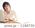 白いシャツを着た男性 白いシャツを着た男性