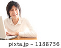 白いシャツを着た男性