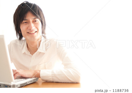 「白いシャツを着た男性」の写真素材 「白いシャツを着た男性」の写真素材
