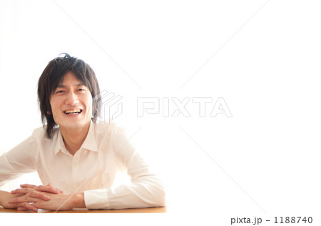 白いシャツを着た男性 白いシャツを着た男性