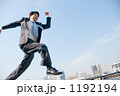 走るビジネスマンと青空