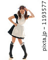 メイド服の女性