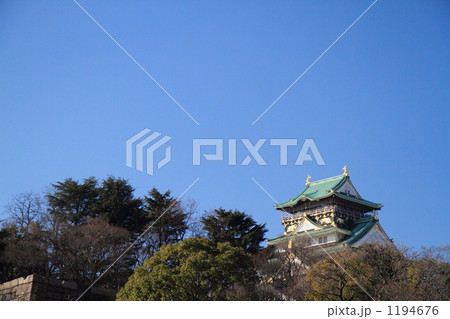 「青空の中の大阪城」の写真素材 「青空の中の大阪城」の写真素材