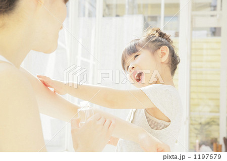 「親子 娘 家族 人物 スキンケア 」の写真素材 「親子 娘 家族 人物 スキンケア 」の写真素材