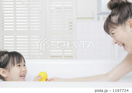 「親子 幼児 少女 家族 入浴 」の写真素材 「親子 幼児 少女 家族 入浴 」の写真素材