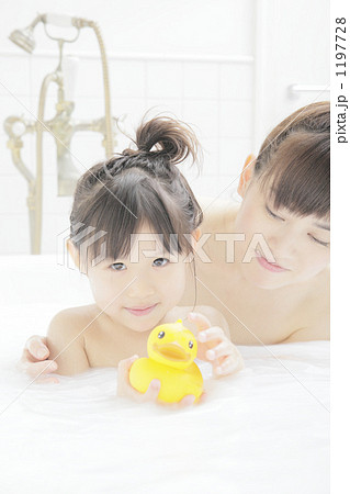 「親子 少女 幼児 家族 入浴 」の写真素材 「親子 少女 幼児 家族 入浴 」の写真素材