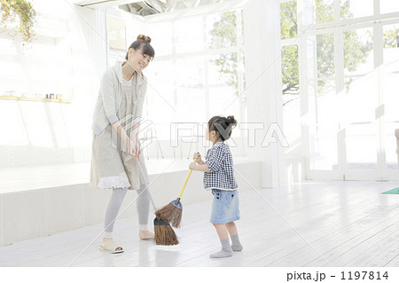 「親子 人物 母親 娘 家族 」の写真素材 「親子 人物 母親 娘 家族 」の写真素材