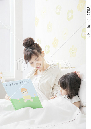 「親子 母親 家族 女性 母娘 」の写真素材 「親子 母親 家族 女性 母娘 」の写真素材