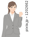 ガッツポーズの女性