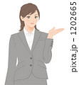 案内する女性