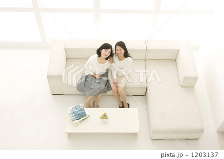 「娘 親子 母 女性 リビング 」の写真素材 「娘 親子 母 女性 リビング 」の写真素材