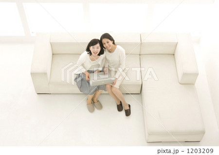 「親子 母 パソコン 女性 」の写真素材 「親子 母 パソコン 女性 」の写真素材
