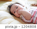 げんこつしゃぶりをする赤ちゃん