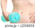 素材ナンバー 1209858 : 「ダンベルでダイエットエクサイズをする女性の腕　３」