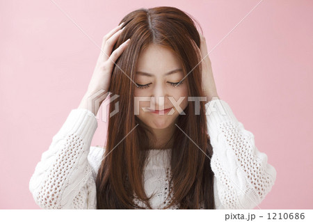 「悩む女性」の写真素材 「悩む女性」の写真素材