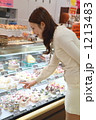 ケーキを選ぶ女性