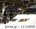 新幹線西へ　定刻出発待ち　