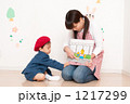 紙芝居を読む保育士と男の子