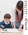 お絵かきをする男の子と保育士