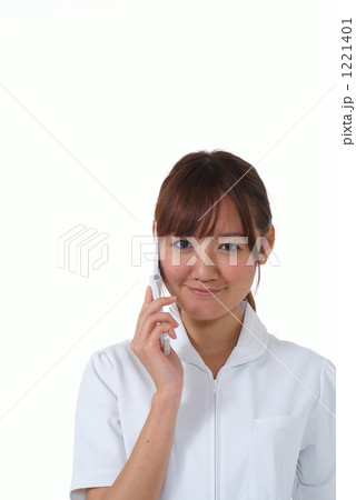 「電話する看護婦」の写真素材 「電話する看護婦」の写真素材