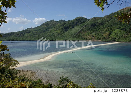 「珊瑚礁の島と島をつなく、砂の道」の写真素材 「珊瑚礁の島と島をつなく、砂の道」の写真素材