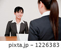 面接を受ける女性