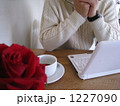パソコンの前で思案中の男性が絵になった